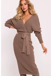 MOE - Dłuższa sukienka swetrowa z dekoltem V i paskiem beżowa. Kolor: beżowy. Materiał: dzianina. Sezon: zima, wiosna, jesień. Typ sukienki: ołówkowe #3