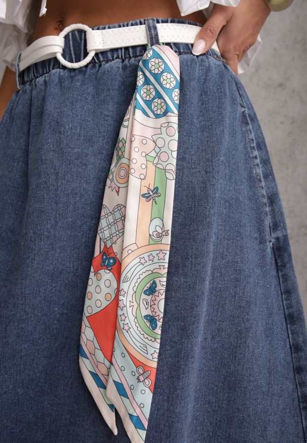 Renee - Granatowa Bawełniana Spódnica Jeansowa o Rozkloszowanym Kroju z Ozdobnym Paskiem Eatiane. Okazja: na co dzień. Kolor: niebieski. Materiał: bawełna, jeans. Styl: klasyczny, casual