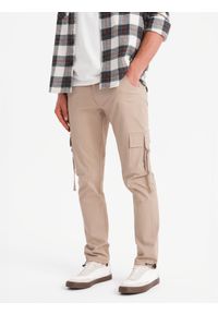 Ombre Clothing - Męskie spodnie cargo STRAIGHT LEG z paskami na kieszeniach – piaskowe V2. Materiał: bawełna, elastan, materiał. Wzór: paski. Styl: klasyczny, elegancki