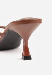 Renee - Brązowe Minimalistyczne Klapki Japonki na Kaczuszce Saphohsa. Okazja: na co dzień. Kolor: brązowy. Materiał: skóra. Sezon: lato. Obcas: na szpilce. Styl: casual, elegancki. Wysokość obcasa: średni #9