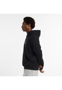 Bluza męska New Balance MT53925BK – czarna. Typ kołnierza: kaptur. Kolor: czarny. Materiał: bawełna, dresówka, materiał. Wzór: aplikacja #3