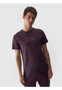 4f - T-shirt regular z nadrukiem męski - fioletowy. Kolor: fioletowy. Materiał: bawełna. Wzór: nadruk
