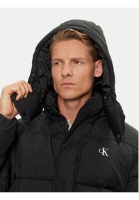 Calvin Klein Jeans Płaszcz zimowy Essentials J30J326109 Czarny Regular Fit. Kolor: czarny. Materiał: syntetyk. Sezon: zima