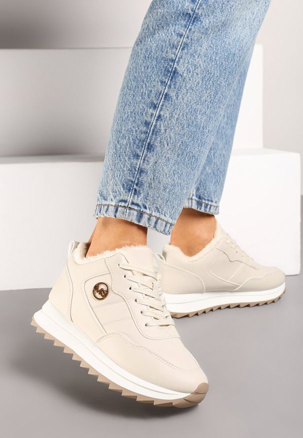 Born2be - Beżowe Sneakersy z Futrzaną Wyściółką i Metalowym Zdobieniem Tinnalira. Okazja: na co dzień. Zapięcie: sznurówki. Kolor: beżowy. Materiał: futro. Wzór: aplikacja. Obcas: na obcasie. Wysokość obcasa: niski