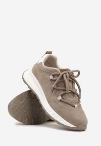 Born2be - Ciemnobeżowe Sneakersy z Naturalnego Zamszu ze Skórzaną Wkładką Dolittea. Okazja: na co dzień, na spacer. Kolor: beżowy. Materiał: zamsz, skóra. Wzór: aplikacja. Sport: turystyka piesza