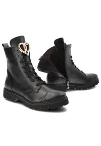 Czarne Botki Armodo Wygodne Obuwie Damskie Z Serduszkiem. Okazja: na co dzień. Zapięcie: zamek. Kolor: czarny. Materiał: skóra. Szerokość cholewki: normalna. Obcas: na obcasie. Styl: casual, elegancki. Wysokość obcasa: niski #4