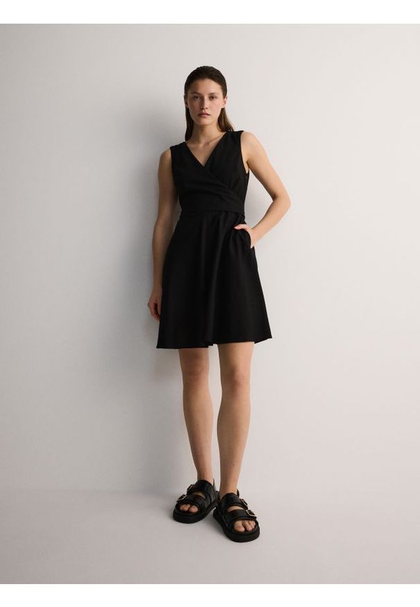 Reserved - Sukienka mini - czarny. Kolor: czarny. Materiał: tkanina, len, wiskoza. Wzór: gładki. Typ sukienki: proste. Długość: mini