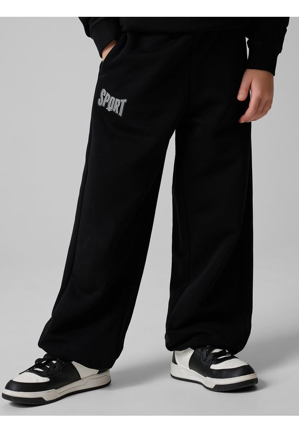 4f - 4F Spodnie dresowe joggery chłopięce - czarne 122/128 (6-8 lat). Okazja: na co dzień, na uczelnię. Kolor: czarny. Materiał: dresówka. Sezon: lato. Styl: casual, sportowy