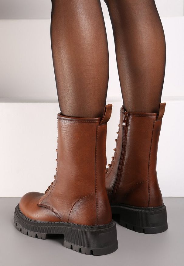 Renee - Jasnobrązowe Botki na Płaskiej Podeszwie Ozdobione Wiązaniem Laolin. Okazja: na co dzień. Kolor: brązowy. Materiał: dzianina, puch, jeans. Wzór: aplikacja. Obcas: na płaskiej podeszwie. Styl: sportowy, casual, elegancki