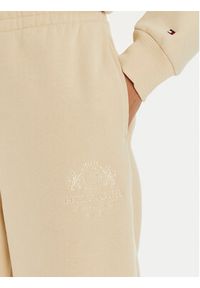 TOMMY HILFIGER - Tommy Hilfiger Spodnie dresowe Varsity WW0WW42884 Beżowy Regular Fit. Kolor: beżowy. Materiał: syntetyk, bawełna #4