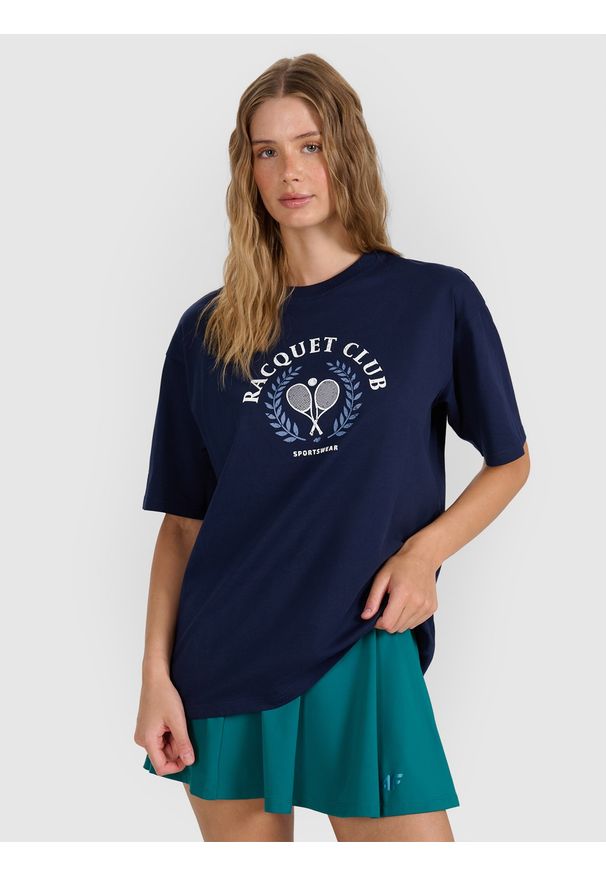 4f - 4F T-shirt oversize z nadrukiem damski - granatowa XS. Okazja: na co dzień. Kolor: niebieski. Materiał: jersey, bawełna, materiał, dzianina. Długość rękawa: krótki rękaw. Długość: krótkie. Wzór: nadruk. Styl: casual, klasyczny, sportowy