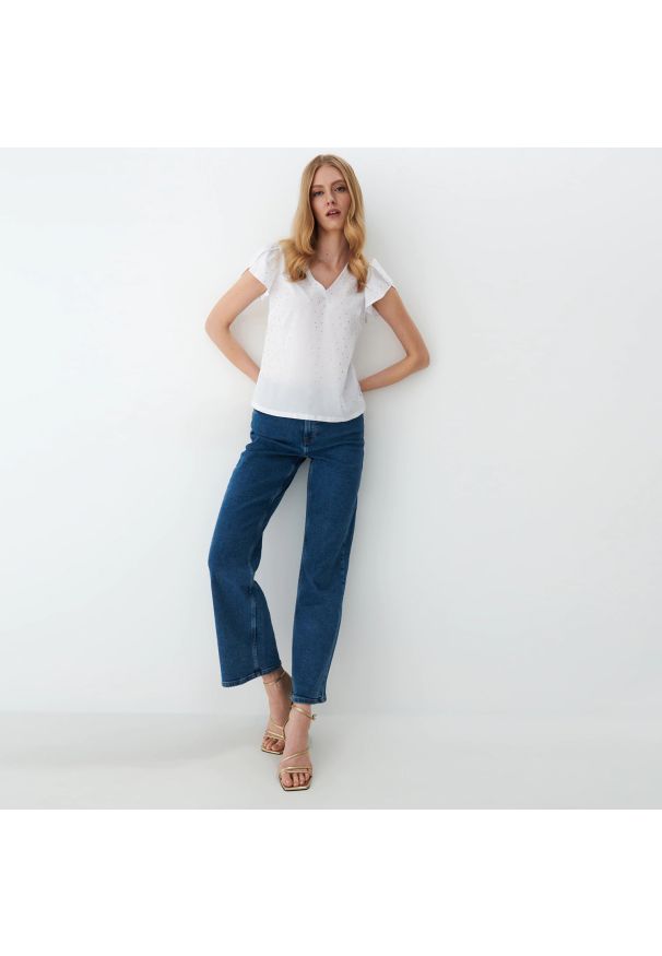 Mohito - Wiskozowa bluzka z falbanką - Biały. Kolor: biały. Materiał: wiskoza