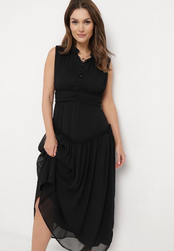 Born2be - Czarna Sukienka Długa Rozkloszowana z Powlekanymi Guzikami Ingridesa. Kolor: czarny. Długość: maxi