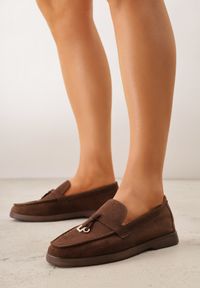 Renee - Brązowe Mokasyny VICES Casualowe ze Skórzaną Wkładką i Metalowymi Ozdobami Dinsmore. Okazja: na co dzień. Nosek buta: okrągły. Kolor: brązowy. Materiał: skóra. Wzór: aplikacja. Obcas: na obcasie. Styl: casual. Wysokość obcasa: niski #3