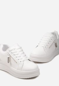 Born2be - Biało-Beżowe Sneakersy na Grubej Podeszwie z Ozdobnym Suwakiem Vitrea. Nosek buta: okrągły. Kolor: biały. Materiał: materiał. Obcas: na obcasie. Wysokość obcasa: niski #4