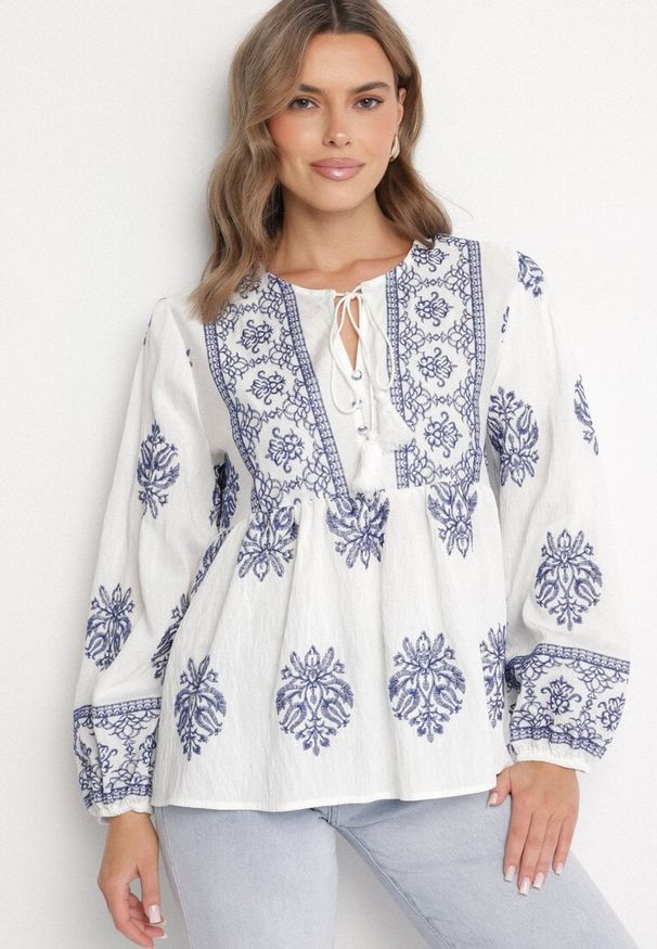 Born2be - Biała Rozkloszowana Bluzka Boho z Wiskozą Zdobiona Haftami i Wiązaniem Nilnella. Okazja: na co dzień. Kolor: biały. Materiał: wiskoza. Wzór: haft, aplikacja. Styl: boho