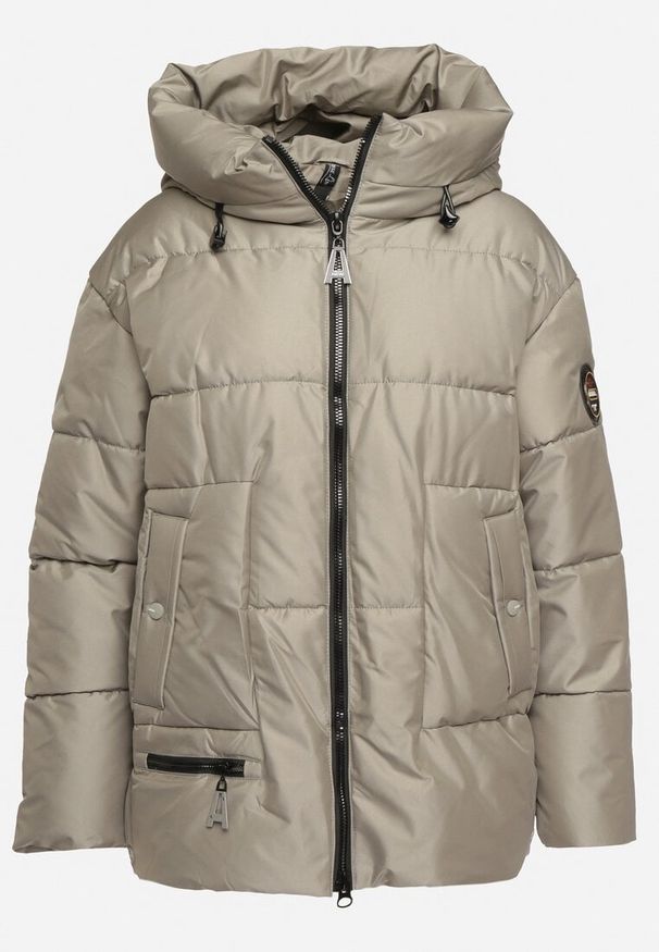 Born2be - Zielona Pikowana Kurtka Mocno Ocieplana Zdobiona Naszywką Leanith. Okazja: na co dzień. Kolekcja: plus size. Kolor: zielony. Długość: długie. Wzór: aplikacja. Materiał: jeans. Długość rękawa: długi rękaw. Sezon: zima, jesień. Styl: casual, elegancki