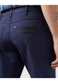 Wrangler - WRANGLER GREENSBORO MĘSKIE SPODNIE MATERIAŁOWE CHINO CHINOSY DARK NAVY 112350802 W15Q018200. Materiał: materiał #6