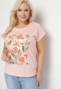 Born2be - Różowy Bawełniany T-shirt z Nadrukiem z Kwiatami Setalisa. Okazja: na co dzień. Kolekcja: plus size. Kolor: różowy. Materiał: bawełna. Wzór: kwiaty, nadruk. Styl: klasyczny, casual, elegancki #5