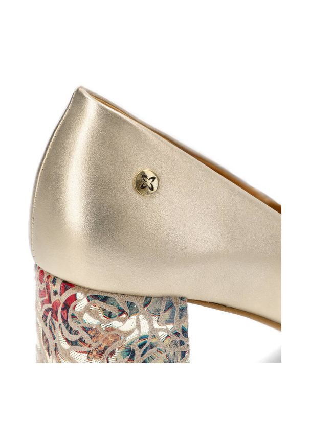 Złote Czółenka Maciejka Eleganckie Obuwie Damskie. Okazja: na co dzień. Kolor: złoty. Materiał: skóra. Obcas: na obcasie. Styl: elegancki. Wysokość obcasa: średni