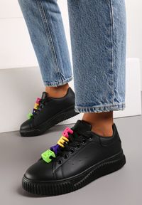 Renee - Czarne Sneakersy na Niskiej Platformie z Kolorowymi Aplikacjami na Sznurówkach Lasteria. Nosek buta: okrągły. Zapięcie: sznurówki. Kolor: czarny. Materiał: materiał. Wzór: aplikacja, kolorowy. Obcas: na platformie. Wysokość obcasa: niski #2