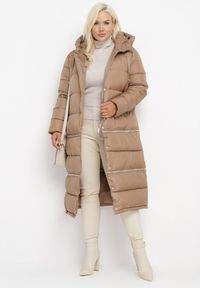 Born2be - Beżowa Pikowana Kurtka Płaszcz z Regulacją Długości Mutileni. Kolor: beżowy. Wzór: aplikacja. Styl: klasyczny #1