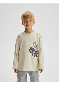 Reserved - Longsleeve z nadrukiem - beżowy. Kolor: beżowy. Materiał: dzianina, bawełna. Długość rękawa: długi rękaw. Wzór: nadruk