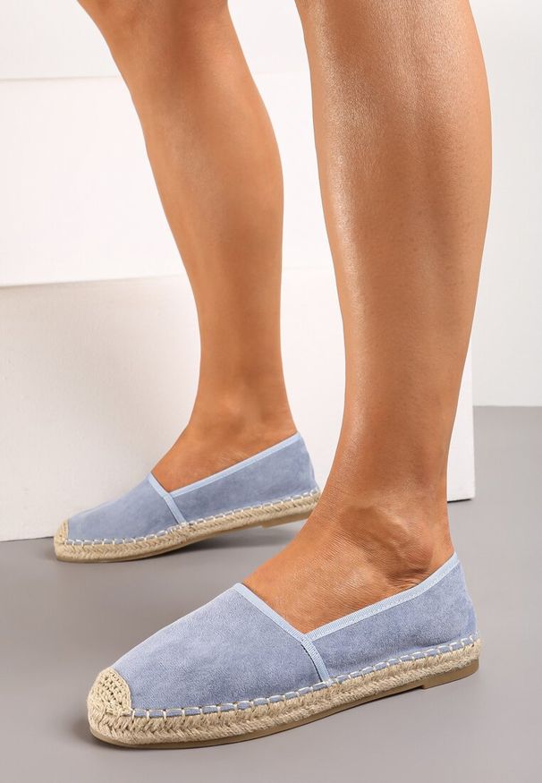 Born2be - Niebieskie Espadryle Kleorelia. Nosek buta: okrągły. Zapięcie: bez zapięcia. Kolor: niebieski. Wzór: aplikacja. Obcas: na płaskiej podeszwie. Styl: wakacyjny