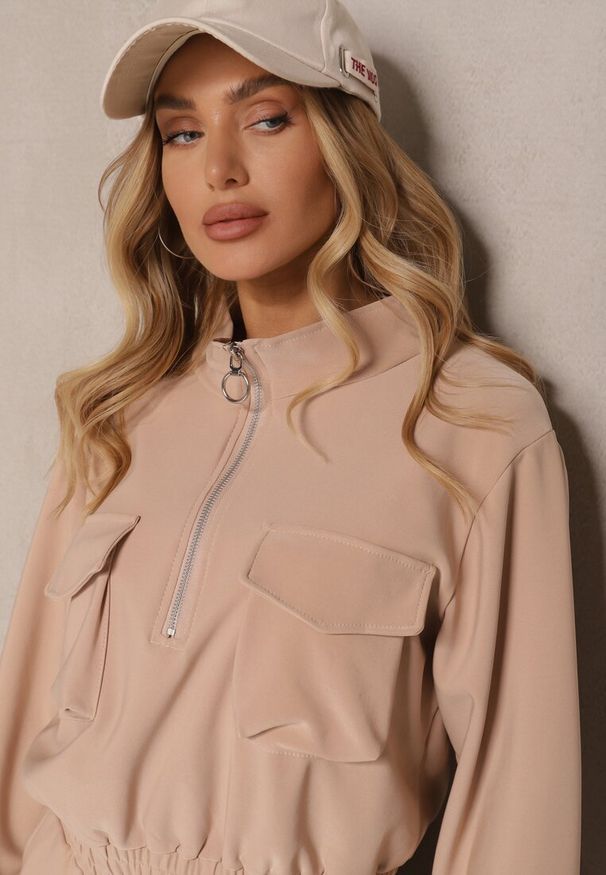 Renee - Ciemnobeżowy Komplet Dresowy z Bluzą o Krótkim Kroju i Joggerami z Kieszeniami Riathna. Kolor: beżowy. Materiał: dresówka