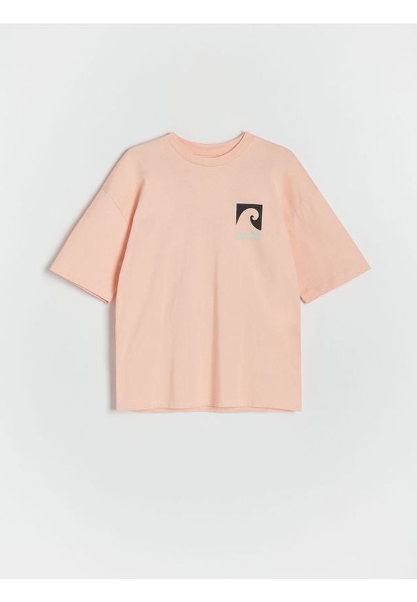 Reserved - T-shirt oversize z nadrukiem - brzoskwiniowy. Kolor: pomarańczowy. Materiał: dzianina, bawełna. Wzór: nadruk