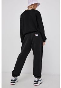 Superdry Spodnie bawełniane damskie kolor czarny z nadrukiem. Stan: podwyższony. Kolor: czarny. Materiał: bawełna. Wzór: nadruk #2