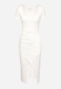 Born2be - Biała Dopasowana Sukienka z Marszczeniem i Dłuższym Tyłem Lilate. Kolor: biały. Materiał: dzianina, wiskoza. Sezon: lato. Typ sukienki: asymetryczne. Styl: elegancki #3