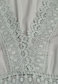 Renee - Zielona Sukienka Rozkloszowana z Falbanką i Koronką Kiaya. Kolor: zielony. Materiał: koronka. Wzór: koronka. Długość: maxi #8