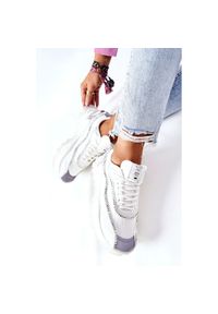 Damskie Sportowe Buty Cross Jeans II2R4017C Białe. Kolor: biały. Materiał: skóra ekologiczna, tkanina. Szerokość cholewki: normalna. Wzór: aplikacja