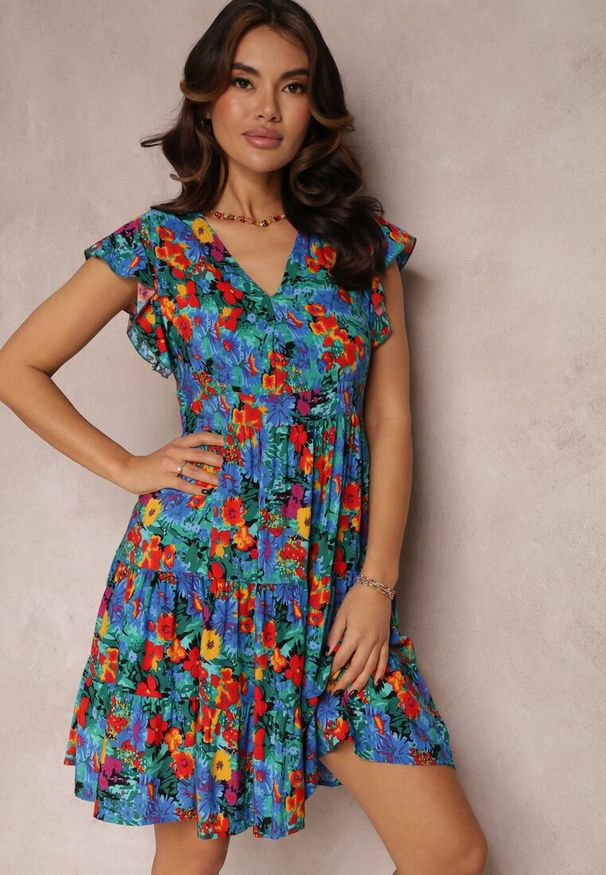 Renee - Niebieska Wiskozowa Sukienka Mini z Falbaną Linne. Okazja: na imprezę, na co dzień, na spacer. Typ kołnierza: dekolt w kształcie V. Kolor: zielony. Materiał: wiskoza. Sezon: lato. Typ sukienki: proste. Styl: casual. Długość: mini