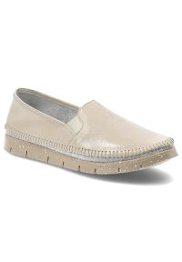 Półbuty damskie Maciejka, cholewka ze skóry naturalnej metalizowanej wsuwany fason elastyczne wstawki po bokach widoczne przeszycia wokół noska, złot. Okazja: na co dzień. Kolor: złoty. Materiał: skóra. Szerokość cholewki: normalna. Styl: casual #1