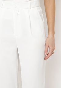 Born2be - Białe Szerokie Klasyczne Spodnie Cygaretki Ulea. Okazja: na spotkanie biznesowe. Kolor: biały. Styl: klasyczny