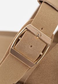 Renee - Ciemnobeżowe Klapki z Zakrytym Noskiem i Ozdobnymi Paskami z Klamerką Themine. Kolor: beżowy. Materiał: nubuk, koronka. Sezon: lato #3