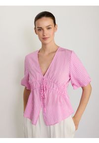 Reserved - Bluzka w paski - różowy. Kolor: różowy. Materiał: wiskoza. Wzór: paski #1