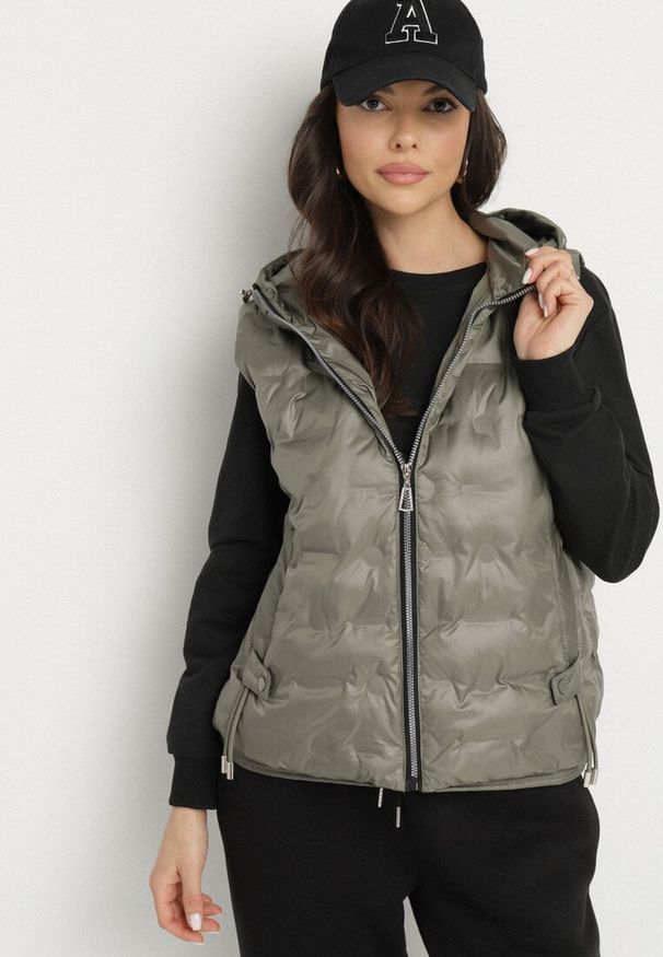 Born2be - Zielona Kamizelka z Pikowanymi Przeszyciami i Kapturem ze Ściągaczami Annivria. Okazja: na co dzień. Kolor: zielony. Materiał: jeans. Styl: klasyczny, sportowy, casual