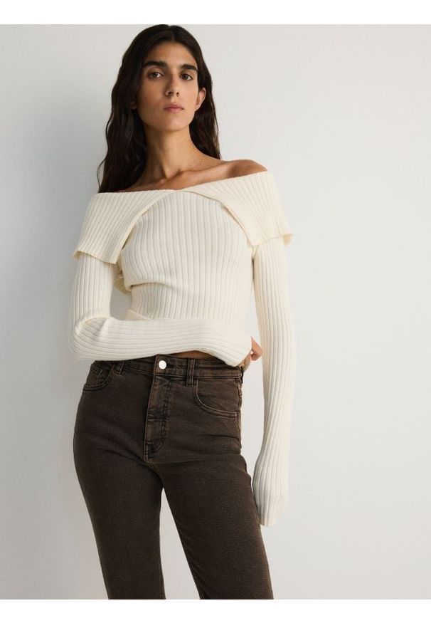 Reserved - Bluzka z odkrytymi ramionami - złamana biel. Materiał: prążkowany, wiskoza, dzianina