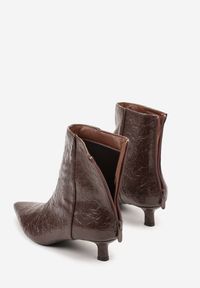 Born2be - Brązowe Botki Vices na Obcasie Typu Kaczuszka z Tłoczeniem Zaimea. Okazja: na co dzień. Kolor: brązowy. Obcas: na obcasie. Styl: klasyczny, casual, elegancki. Wysokość obcasa: średni