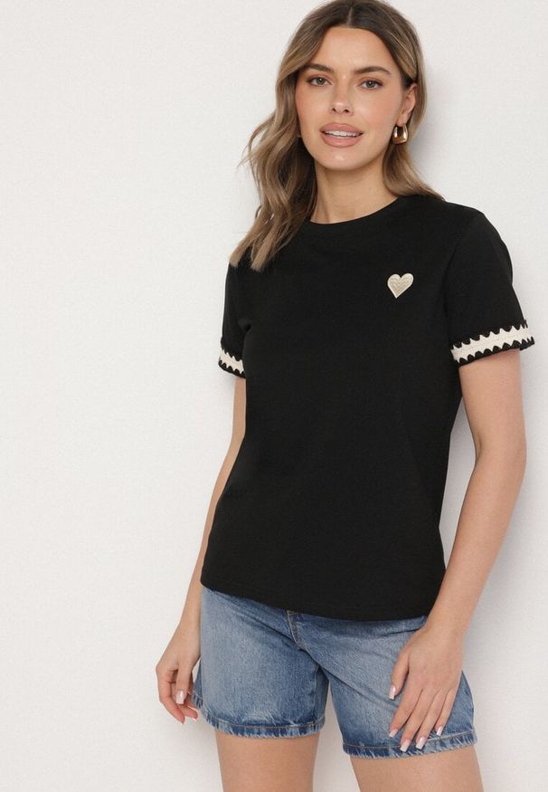 Born2be - Czarny T-shirt z Bawełny Ozdobiony Sercem Firiane. Okazja: na co dzień. Kolor: czarny. Materiał: bawełna. Wzór: aplikacja. Styl: klasyczny, casual