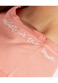 GOLDEN GOOSE - Bawełniany t-shirt z napisem. Kolor: różowy, wielokolorowy, fioletowy. Materiał: bawełna. Wzór: napisy. Styl: klasyczny #3