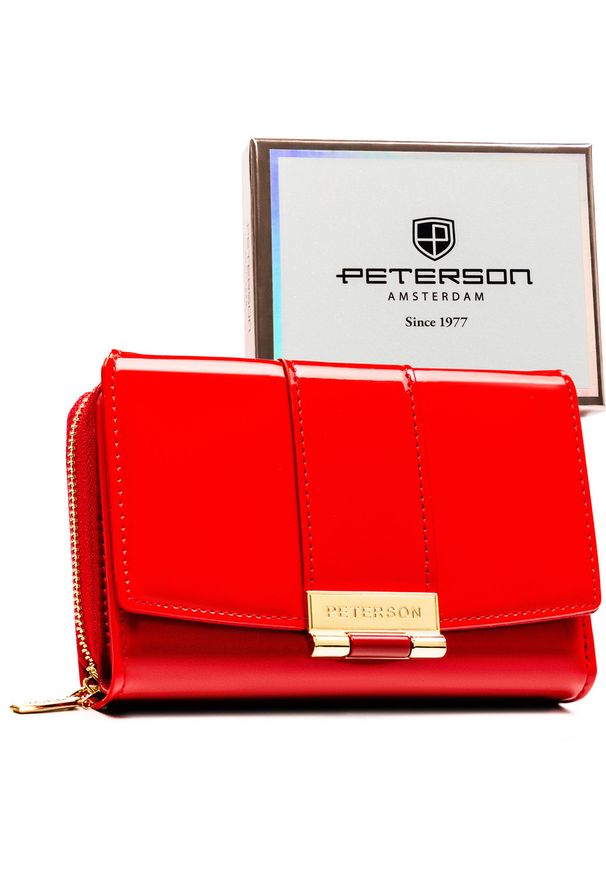 Czerwony, poziomy portfel damski wykonany z lakierowanej skóry ekologicznej - Peterson. Kolor: czerwony. Materiał: lakier, skóra ekologiczna. Wzór: gładki