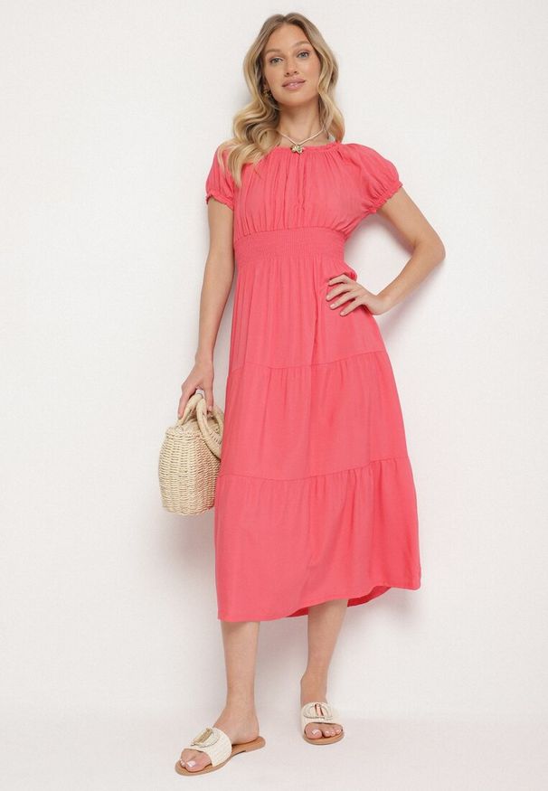 Born2be - Różowa Sukienka o Rozkloszowanym Kroju z Dekoltem Typu Łódka Miranea. Okazja: na co dzień. Kolor: różowy. Materiał: jeans. Typ sukienki: proste, rozkloszowane. Styl: klasyczny, casual