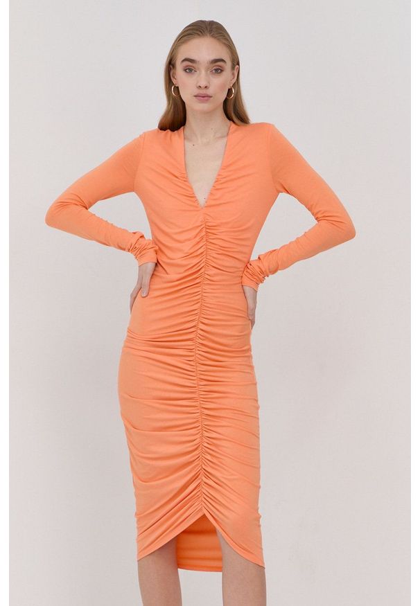 Patrizia Pepe Sukienka kolor pomarańczowy midi dopasowana. Kolor: pomarańczowy. Materiał: dzianina, wiskoza. Długość rękawa: długi rękaw. Wzór: gładki. Typ sukienki: dopasowane. Długość: midi