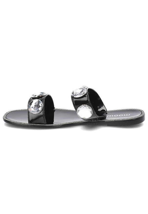 Czarne Klapki Moow Eleganckie Buty Na Lato. Okazja: na co dzień. Kolor: czarny. Materiał: jeans, lakier, skóra ekologiczna, materiał. Wzór: paski, aplikacja. Sezon: lato. Styl: elegancki