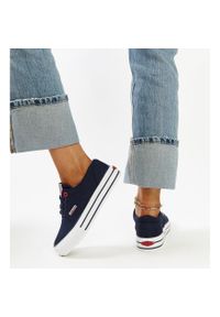 Granatowe damskie trampki na grubej podeszwie Cross Jeans niebieskie. Nosek buta: okrągły. Kolor: niebieski. Materiał: guma #6