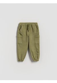 Reserved - Wysokoelastyczne joggery cargo - zielony. Kolor: zielony. Materiał: bawełna, tkanina #1